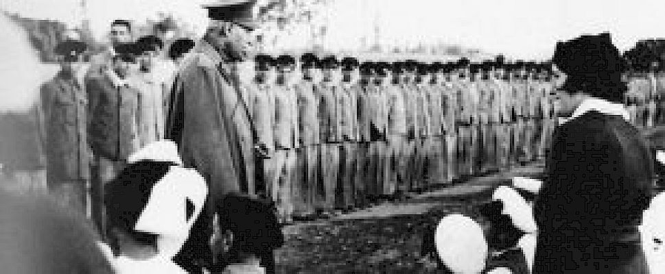 Reza Shah visiting the students and teachers of Hamadan schools, 1936.(Photo: Alliance IsraÃ©lite)
